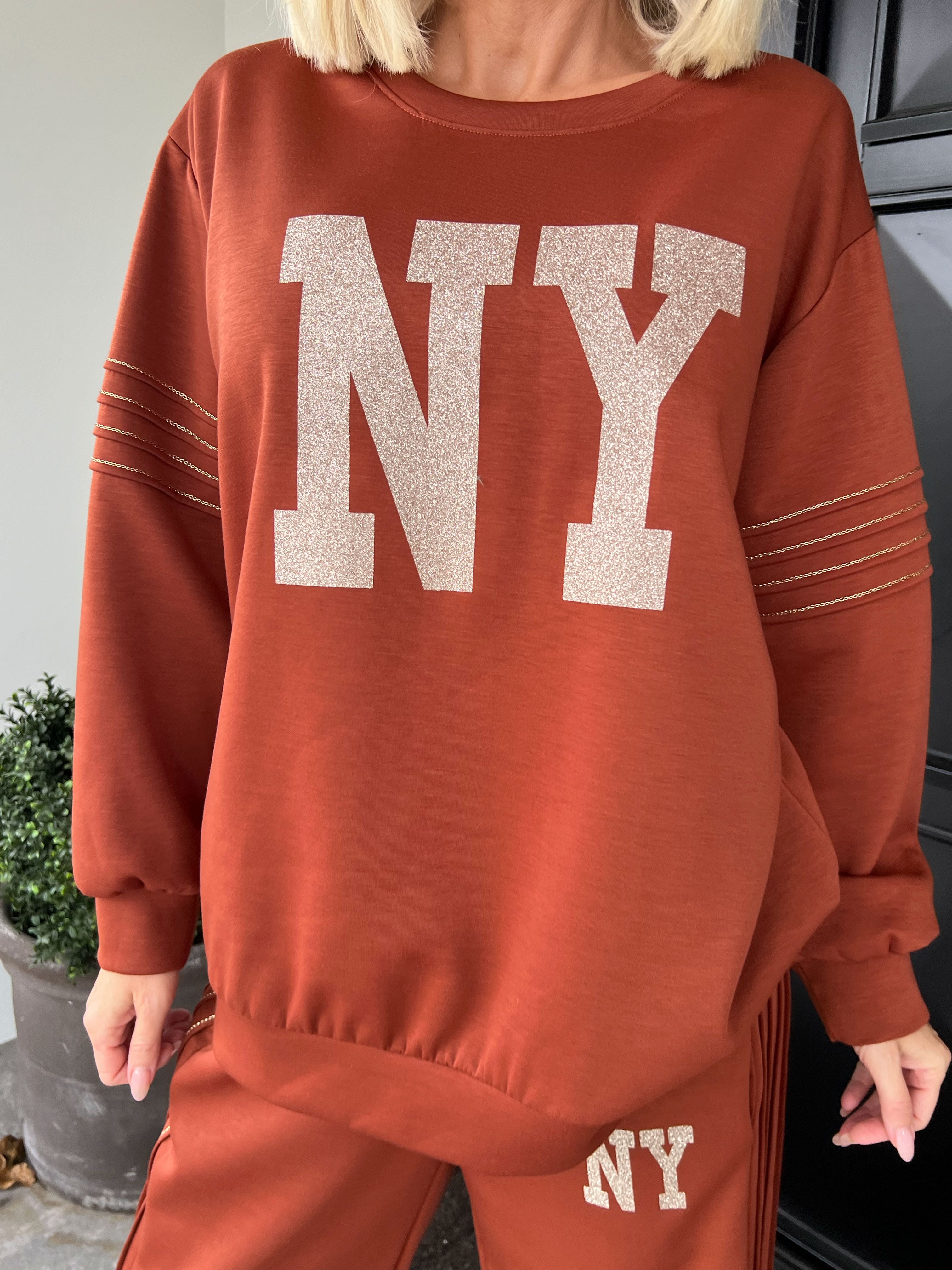 Dream NY – Plus size träningsoverall i viskos med glittrig ”NEW YORK”-text på framsidan